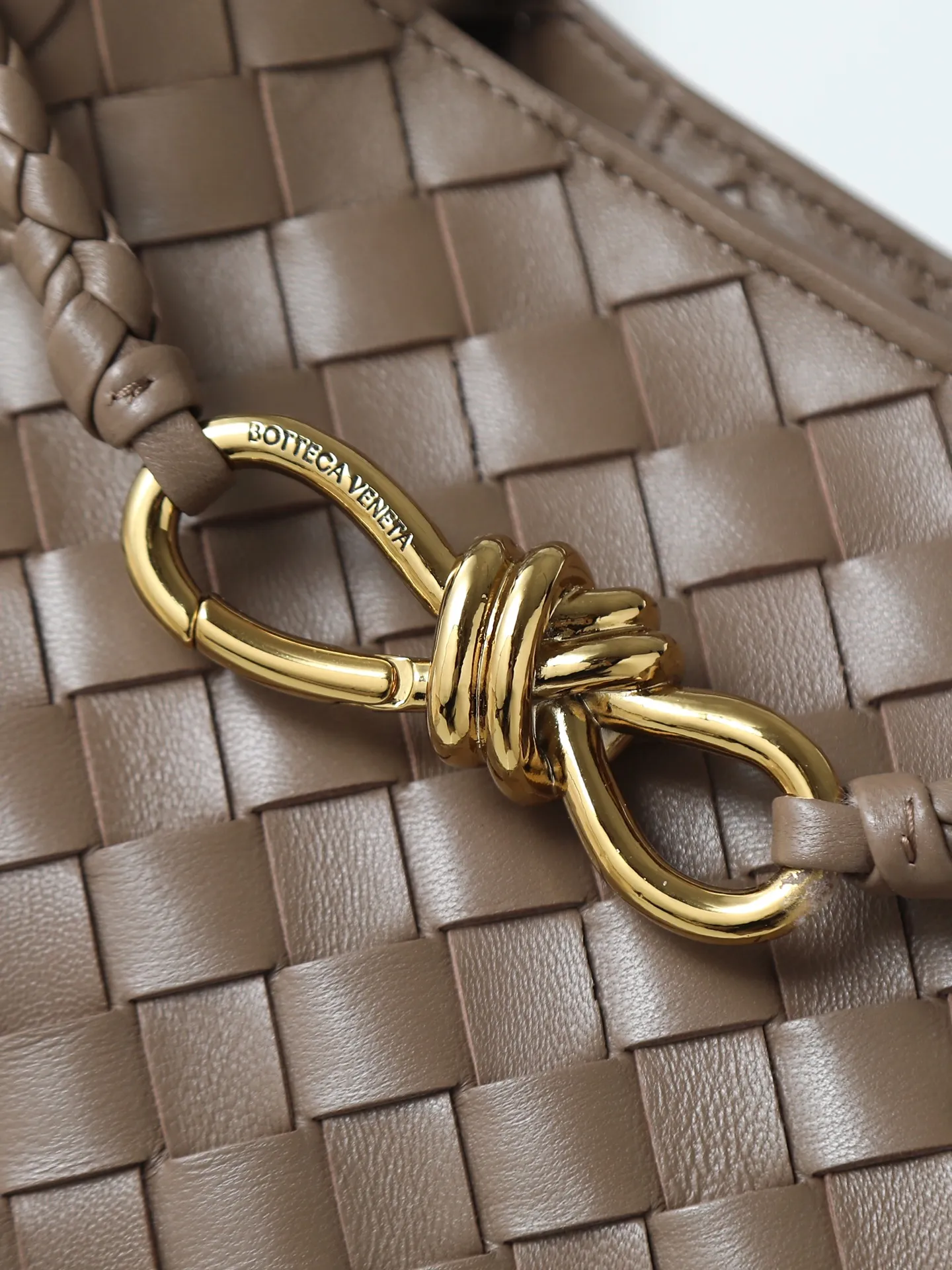 1300. Andiamo is shipping‼ ️Really popular🔥The new Andiamo woven handbag launched by Bottega Veneta this season is really popular all over the world! ! Celebrities at home and abroad have worn it, and Oscar-winning actress Michelle Yeoh has taken it out on the street. Song Jia, Trai Yala, Yu Feihong, Sanji Ayaka, Rosie Hunting-Whiteley, Yoshioka Riho, etc. have all worn this bag. It is classic and versatile and shows off your temperament, and the bag capacity is also large, which is very convenient for daily commuting! ! A variety of carrying methods, the shoulder straps can be adjusted by yourself, the original lambskin feels soft and delicate, and the unisex style breaks the gender boundaries and brings a more practical and long-lasting use experience. Andiamo, which has both elegant and casual styles, perfectly interprets the true appearance of "fashionable old money style". Style number: 766014 Size: 25*22*10.5cm